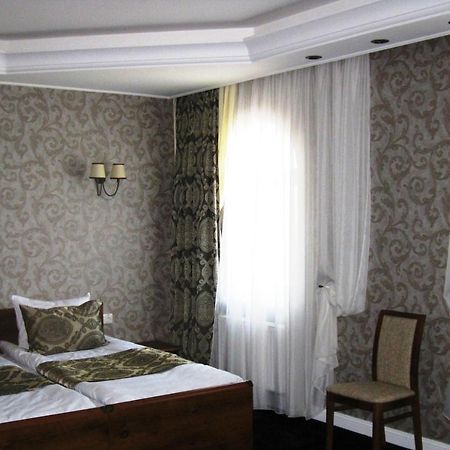 Kera Hotel Nesterenki Екстериор снимка